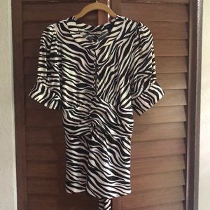 Small preowned BCBG Top. like new!